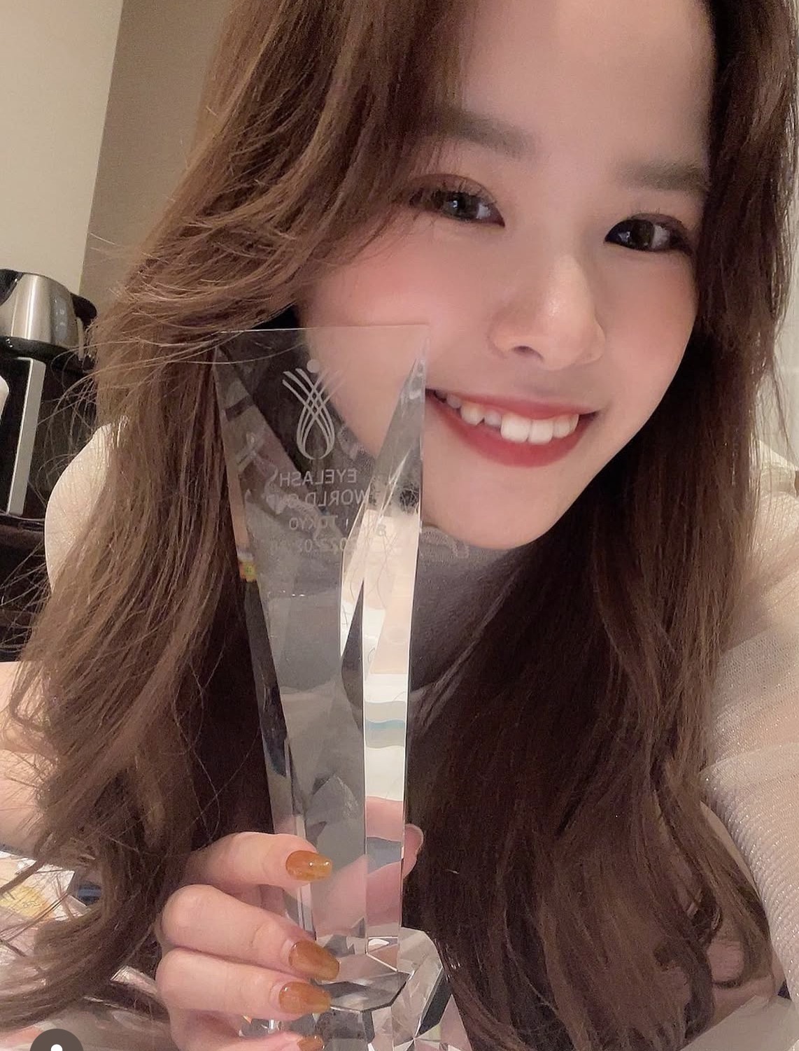 おしゃれなサロンで働くスタッフ